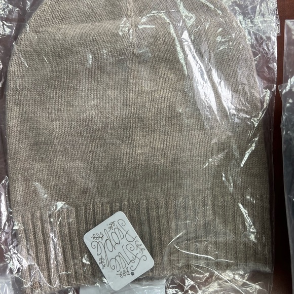NWT Free People Cascade Cashmere Beanie - Picture 3 of 4